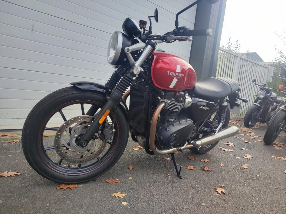 TRIUMPH STREET TWIN  900