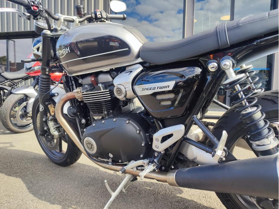 TRIUMPH SPEED TWIN 1200