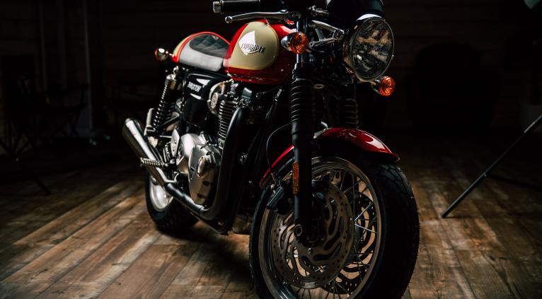 1200 THRUXTON VINTAGE KOROSI RED & CREAM